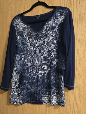 B.L.E.U. Navy & White V‑Neck Long Sleeve Printed Top